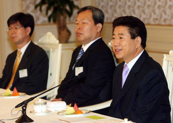 노무현 대통령은 2005년 친일재산조사위원회 위원들에 대한 임명장을 수여했다. 중앙포토