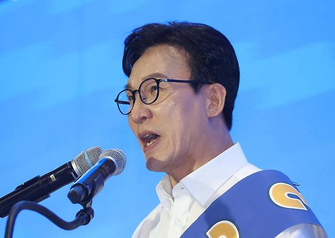 김민석 더불어민주당 대표 후보가 16일 경기 수원시 장안구 수원종합운동장에서 열린 더불어민주당 대표·최고위원 선출을 위한 경기 지역 순회경선 합동연설회에서 지지를 호소하고 있다. 뉴스1