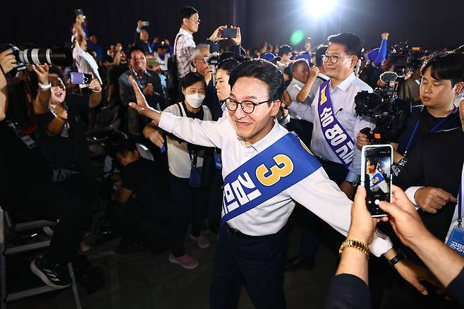 더불어민주당 대표 후보와 최고위원 후보들이 16일 경기 고양시 킨텍스에서 열린 민주당 대표와 최고위원 선출을 위한 서울 지역 순회경선 합동연설회에 참석하고 있다. 김종호 기자