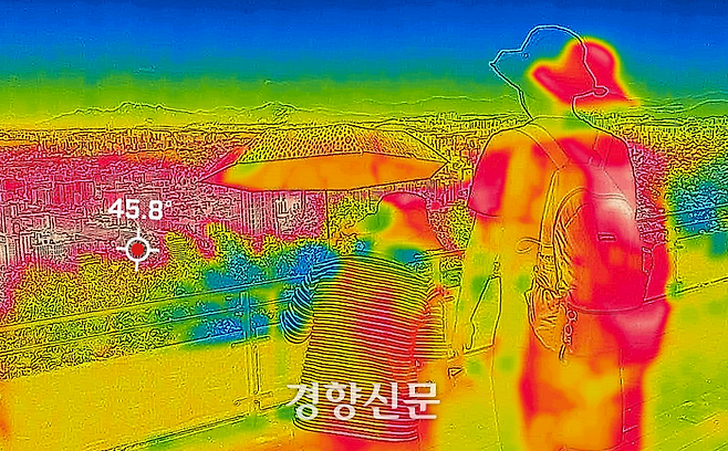 폭염 기간 정신질환자의 의료이용이 다른 계절에 비해 최대 1.7배까지 증가한다는 분석 결과가 나왔다. 절기상 입추를 하루 앞둔 지난 6일 서울 남산에서 열화상 카메라로 촬영한 서울 도심이 열섬 현상을 보이고 있다. 성동훈 기자