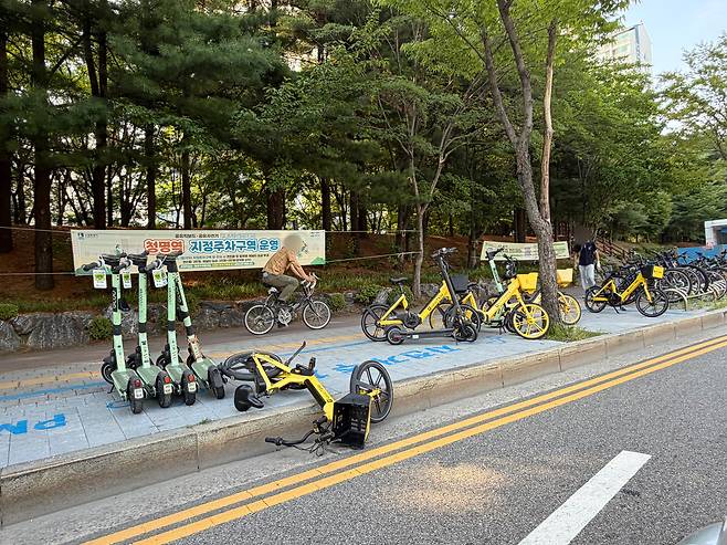 14일 수원시 청명역 인근. PM 주차장이 설치되어 있었지만, 차도를 침범하거나 주차장을 벗어나 인도에 늘어져있었다. 허나우 기자