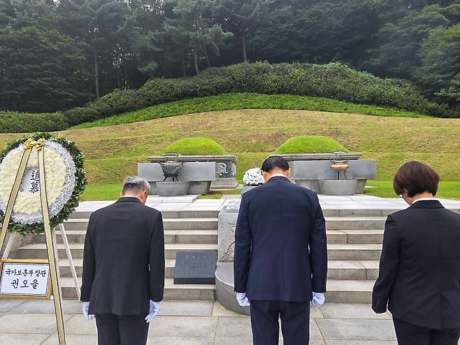 육영수 여사 묘역에 헌화 및 분향을 하고 있는 권오을 국가보훈부 장관 / 사진=국가보훈부 제공