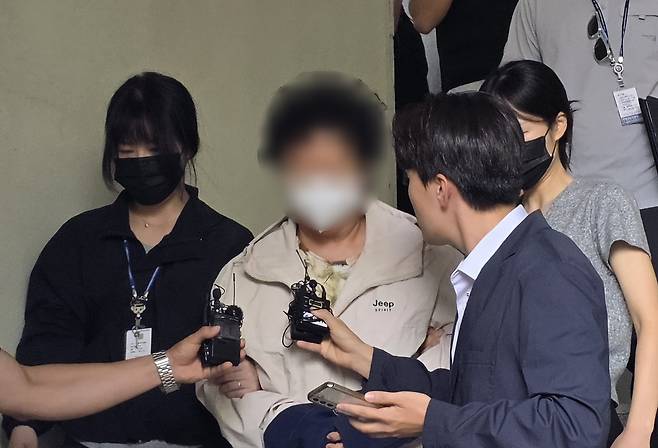 11세 아동을 학대해 숨지게 한 혐의(아동학대치사)를 받는 천안의 한 교회 목사(62·여)가 지난 14일 충청남도 천안시 동남구 천안동남경찰서 유치장에서 검찰로 송치되고 있다. 천안=뉴스1