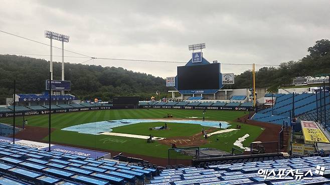 16일 대구 삼성 라이온즈파크에서 열릴 예정이었던 2026 신한 SOL KBO리그 삼성 라이온즈와 한화 이글스의 팀 간 13차전이 그라운드 사정으로 취소됐다. 지난 15일 저녁부터 밤새 비가 쏟아진 데다 이날 저녁에도 기상청 예보상 시간당 5mm 이상의 장대비가 쏟아질 것으로 전망돼 오후 5시 전 빠르게 취소 결정이 내려졌다. 사진 엑스포츠뉴스