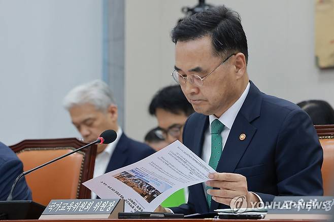 '수능 서·논술형 평가 도입' 관련 기사 보는 차정인 국가교육위원장 (서울=연합뉴스) 신현우 기자 = 차정인 국가교육위원장이 12일 국회 교육위원회 전체회의에서 대학수학능력시험(수능) 서·논술형 문항 도입 추진과 관련한 신문 기사를 살피고 있다. 2026.8.12 nowwego@yna.co.kr