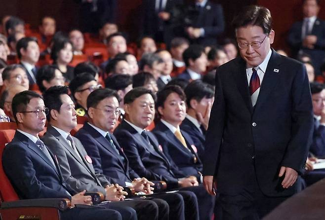 이재명 대통령이 15일 서울 종로구 세종문화회관에서 열린 제81주년 광복절 경축식에서 경축사를 마친 후 자리로 돌아가고 있다. 이 대통령 뒤 왼쪽부터 한병도 민주당 원내대표, 장동혁 국민의힘 대표, 신장식 조국혁신당 대표, 김종훈 진보당 대표, 이준석 개혁신당 대표 /연합뉴스