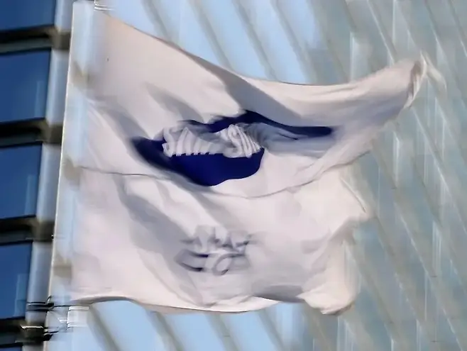 삼성전자 서초 사옥에 걸린 깃발이 바람에 흔들리고 있다. 메모리 부문과 비메모리 부문의 성과급 격차가 커지면서 삼성전자의 미래 먹거리로 제시됐던 시스템 반도체 분야 인력의 이탈이 가속화되고 있다. 사진=연합뉴스