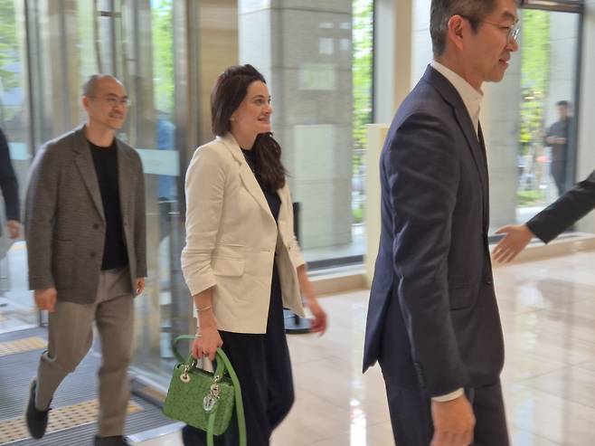 젠슨 황 엔비디아 최고경영자(CEO)의 장녀인 매디슨 황 엔비디아 옴니버스·로보틱스 제품 마케팅 수석 이사가 4월 서울 여의도 LG트윈타워를 방문한 모습. 권태성 기자 tskwon@