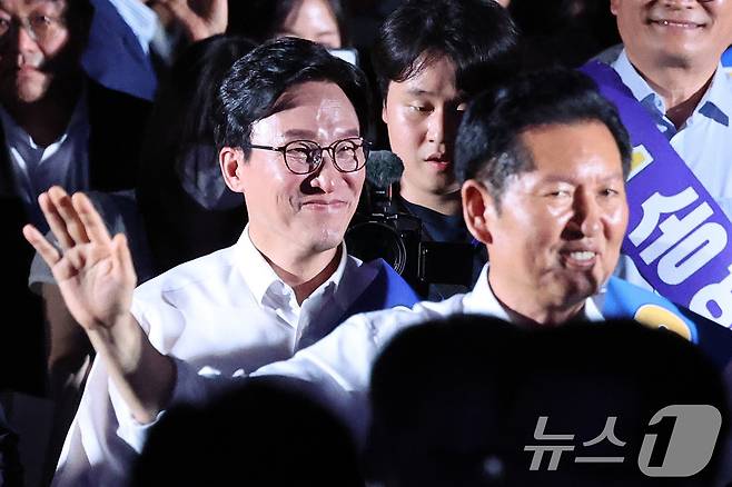 김민석(왼쪽), 정청래 더불어민주당 당대표 후보가 16일 경기 고양시 킨텍스에서 열린 더불어민주당 당대표·최고위원 선출을 위한 서울 지역 순회경선 합동연설회에 입장하고 있다. 2026.8.16 ⓒ 뉴스1 신웅수 기자
