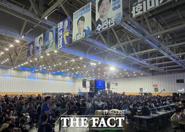 권리당원 표심에서 열세를 보인 정청래 당대표 후보는 역전을 위해선 대의원 투표와 전체 득표의 30%로 반영되는 일반 국민 여론조사에서 크게 이겨야 하는 상황이다. 사진은 대전 유성구 DCC대전컨벤션센터에서 열린 더불어민주당 8·17 전당대회에 참석한 당원들의 모습. /대전=이태훈 기자