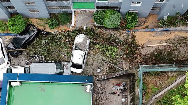 17일 오전 밤사이 내린 폭우로 경남 거제시 거제대로 인근 한 아파트 뒤편에서 산사태가 발생해 쏟아져 내린 토사가 주차된 차량 등을 덮쳐 피해가 발생했다. 2026.08.17. 거제=뉴시스