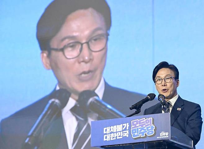 김민석 신임 더불어민주당 당대표가 17일 대전 유성구 대전컨벤션센터 제2전시장에서 열린 더불어민주당 제3차 정기전국당원대회에서 수락연설을 하고 있다. 사진공동취재