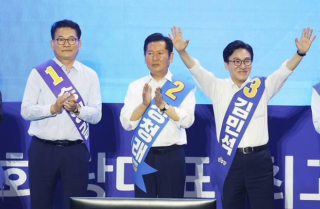 〈YONHAP PHOTO-3303〉 인사하는 김민석 후보 (수원=연합뉴스) 홍기원 기자 = 더불어민주당 김민석 당 대표 후보(오른쪽)가 16일 경기도 수원시 수원종합운동장 실내체육관에서 열린 '민주당 당대표ㆍ최고위원 후보자 경기 합동연설회'에서 인사하고 있다. 2026.8.16 xanadu@yna.co.kr/2026-08-16 11:07:00/ 〈저작권자 ⓒ 1980-2026 ㈜연합뉴스. 무단 전재 재배포 금지, AI 학습 및 활용 금지〉