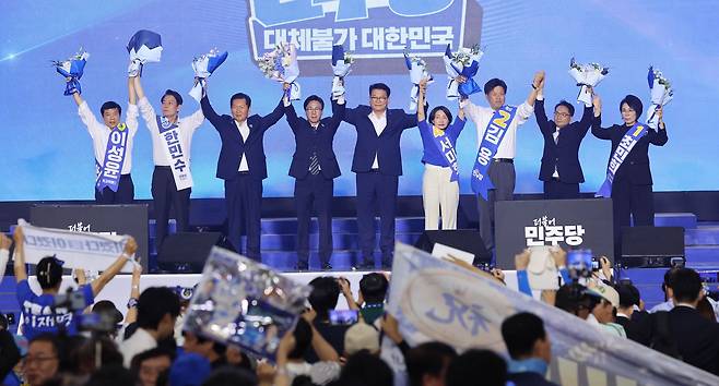 더불어민주당 대표와 새 지도부를 선출하는 제3차 전당대회가 열린 17일 대전 유성구 대전컨벤션센터에서 김민석 신임 당대표와 신임 최고위원, 정청래, 송영길 당대표 후보, 최고위원 후보들이 기념촬영을 하고 있다. 임현동 기자