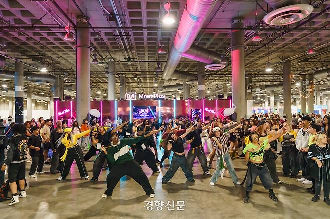 미국 로스앤젤레스(LA) LA 컨벤션센터에서 지난 14~16일(현지시간) 열린 ‘KCON LA 2026’ 댄스 스테이지에 참여한 관객들이 퍼포먼스를 선보이고 있다. CJ ENM 제공