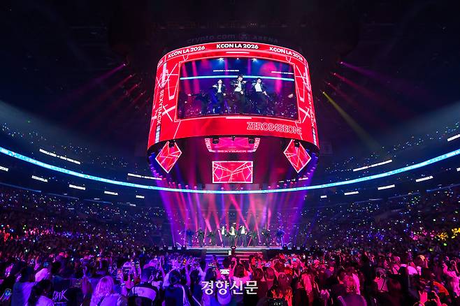 지난 15일(현지시간) ‘KCON LA 2026’에서 그룹 제로베이스원(ZEROBASEONE)이 무대에 올라 뜨거운 함성을 모았다. CJ ENM 제공