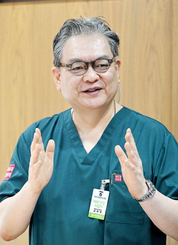 성재영 원장이 최근 펴낸 ‘난생처음 피부과 상담’을 집필하게 된 이유와 주요 내용을 설명하고 있다. 김성효 선임기자 kimsh@kookje.co.kr