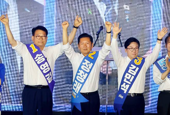 더불어민주당 송영길(왼쪽부터), 정청래, 김민석 당 대표 후보가 17일 대전 컨벤션센터에서 열린 제3회 더불어민주당 정기 전국당원대회에서 인사하고 있다. 연합뉴스