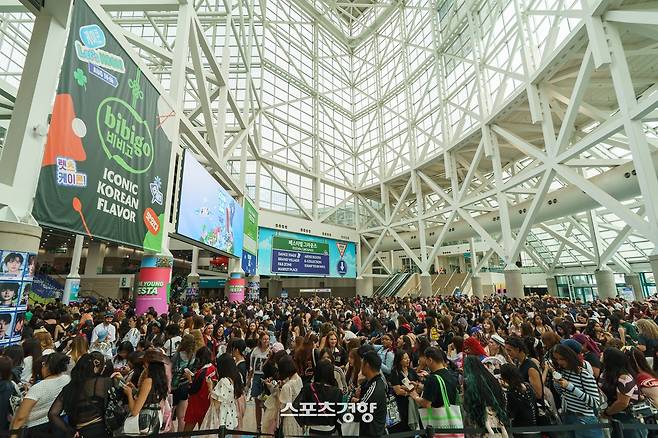 KCON LA 2026에서 선보인 CJ제일제당의 ‘K-Flavor’ 비비고 부스에 많은 관람객들이 몰리고 있다. 사진 | CJ그룹
