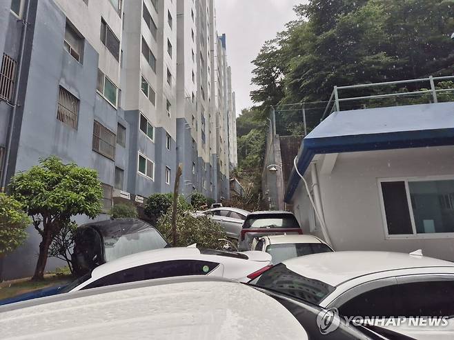 산사태에 뒤엉킨 차량 (거제=연합뉴스) 정종호 기자 = 17일 오전 경남 거제시 옥포동 한 주택가 인근에서 산사태가 발생해 토사와 나무 등이 흘러내리면서 차들이 뒤엉켜 있다. 2026.8.17 jjh23@yna.co.kr