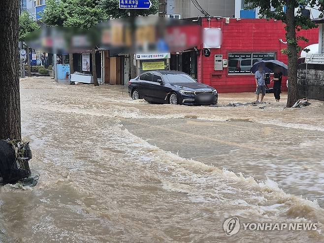흙탕물에 잠긴 거제 옥포동 도로 (거제=연합뉴스) 정종호 기자 = 17일 오전 경남 거제시 옥포동 도로가 집중호우로 불어난 흙탕물에 잠겨 있다. 2026.8.17 jjh23@yna.co.kr