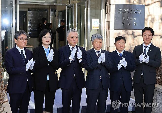 권창영 종합특검 현판식 (과천=연합뉴스) 최재구 기자 = 권창영 특별검사가 25일 과천에서 열린 윤석열ㆍ김건희에 의한 내란ㆍ외환 및 국정농단 행위의 진상규명을 위한 특별검사 사무실 현판식에서 현판 제막 후 특검보들과 사진촬영을 하고 있다. 2026.2.25 jjaeck9@yna.co.kr