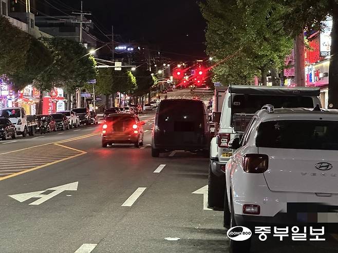 지난 17일 오후 인천 미추홀구 주안7동 일대 도로에 이중주차와 불법 주차된 차량들이 늘어서 있다. 장수빈 기자