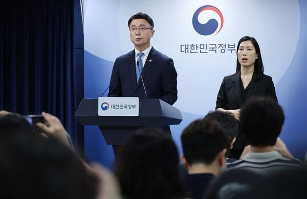 류제명 과학기술정보통신부 2차관이 18일 서울 종로구 정부서울청사에서 독자 AI파운데이션모델 프로젝트 2차 단계평가 결과 브리핑을 하고 있다. 연합뉴스