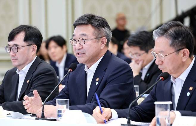 윤호중 행안부 장관이 지난 5일 청와대 영빈관에서 열린 행안부 업무보고에서 이재명 대통령 질문에 답변하고 있다. (사진=연합뉴스)