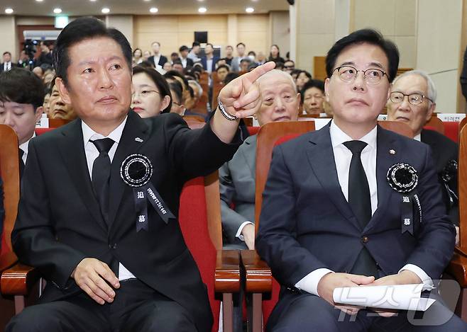 정청래 전 더불어민주당 대표(왼쪽)와 송언석 전 국민의힘 비상대책위원장 겸 원내대표가 지난해 8월 18일 서울 동작구 국립서울현충원 현충관에서 열린 김대중 대통령 서거 16주기 추모식에 참석해 있는 모습. (공동취재) 2025.8.18 ⓒ 뉴스1 박정호 기자