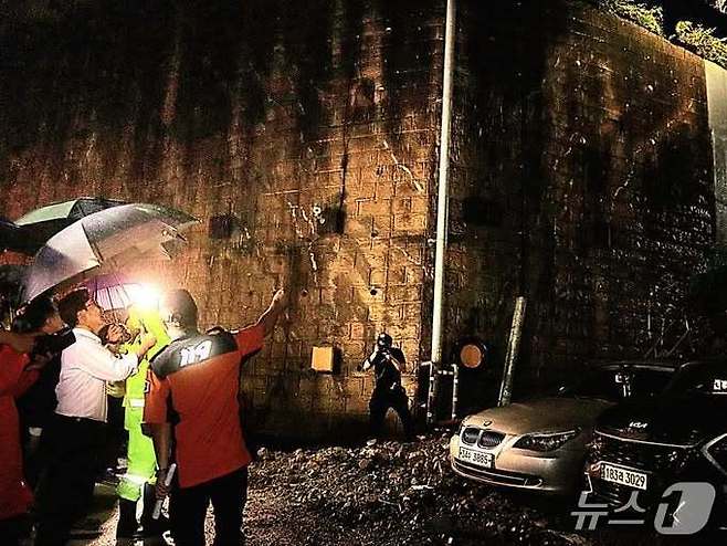 김민석 더불어민주당 대표가 지난 17일 경남 거제에서 산사태가 발생한 한 아파트 옹벽을 둘러보고 있는 모습. 김 대표 페이스북 캡처. 2026.8.17/뉴스1