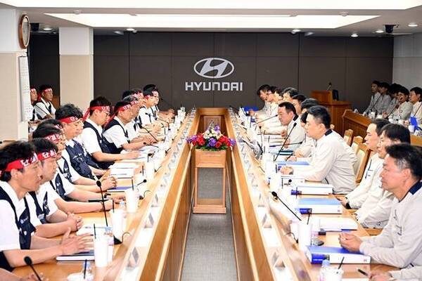 현대차·기아 노조가 부분 파업 재개 및 특근 거부에 돌입한다. 사진은 현대차 노사가 협상하는 모습 / 현대자동차