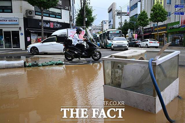 경상남도 거제시를 중심으로 기록적인 폭우가 내린 가운데 18일 오후 경남 거제시 고현동 고현로가 침수돼 있다. /송호영 기자