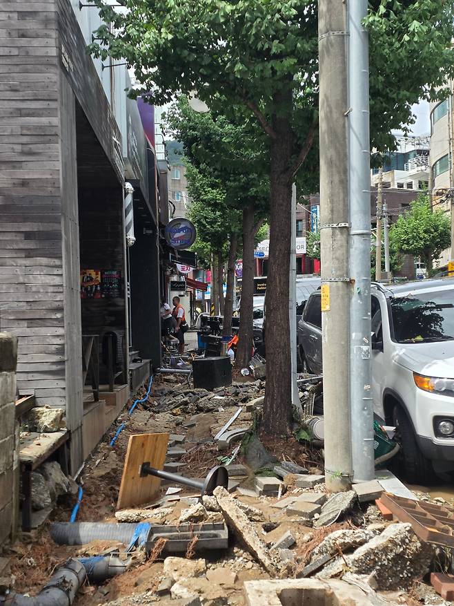 18일 오전 경남 거제시 옥포동의 상가 밀집 지역의 인도가 형체를 알아 볼 수 없을 만큼 유실되고 파손됐다. /거제=김준호 기자