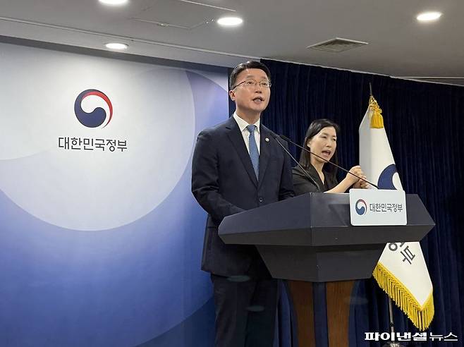 류제명 과학기술정보통신부 제2차관이 18일 정부서울청사에서 브리핑을 열고 '독자 인공지능(AI) 파운데이션 모델 프로젝트(독파모)' 2차 단계평가 결과를 발표하고 있다. 사진=최혜림 기자
