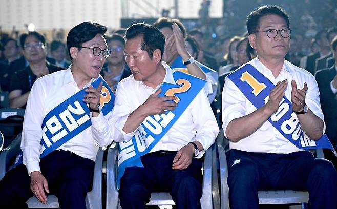 더불어민주당 김민석(왼쪽부터), 정청래, 송영길 당대표 후보가 17일 대전 유성구 대전컨벤션센터 제2전시장에서 열린 민주당 제3차 정기전국당원대회에서 이야기를 나누고 있다. 대전=연합뉴스