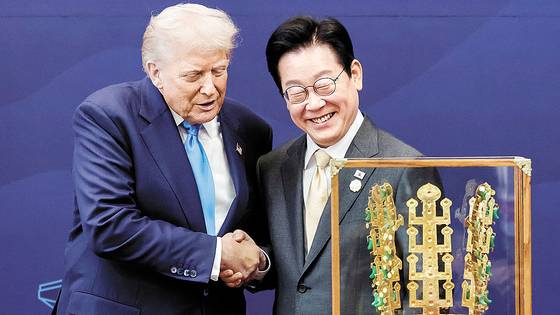 이재명 대통령이 지난해 10월 29일 경북 경주박물관에서 도널드 트럼프 미국 대통령에게 '천마총 금관 모형'을 선물한 뒤 악수하고 있다. 연합뉴스