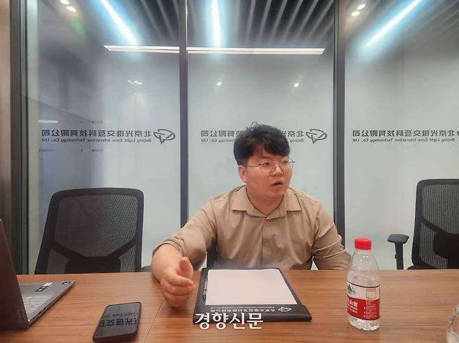 췌자화 베이징코넥스테크놀로지 대표가 12일 베이징 화이러우구 사무실에서 자사 제품에 대해 설명하고 있다./박은하 기자