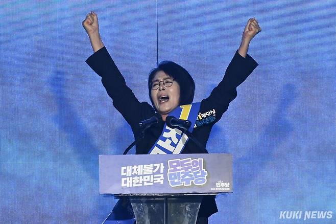 최민희 더불어민주당 수석최고위원 당선인이 17일 대전 컨벤션센터에서 열린 전국당원대회에서 정견발표를 하고 있다. 임은재 기자