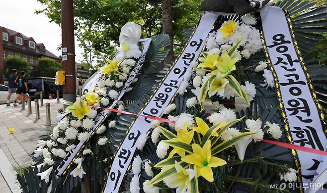 (서울=뉴스1) 박지혜 기자 = 9일 서울 용산구 용산어린이정원 입구에 정부의 용산공원 부지 주택 공급 검토에 반대하는 근조화환들이 줄지어 세워져 있다. 용산구 주민 1000여 명으로 구성된 ‘용산공원지키기 주민모임’은 정부가 용산기지 부지 일부인 용산어린이정원에 임대주택 등을 조성하는 방안을 검토하자 주거 환경 악화와 인근 주택의 자산 가치 훼손 등을 우려하며 반발하고 있다. 2026.8.9/뉴스1 Copyright (C) 뉴스1. All rights reserved. 무단 전재 및 재배포, AI학습 이용 금지. /사진=(서울=뉴스1) 박지혜 기자