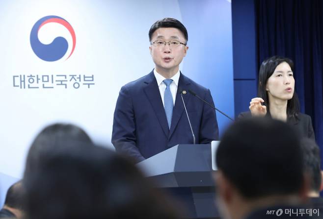 류제명 과학기술정보통신부 2차관이 18일 오전 서울 종로구 정부서울청사에서 독자 AI파운데이션 모델 프로젝트 2차 단계평가 결과 발표를 하고 있다./사진=뉴시스