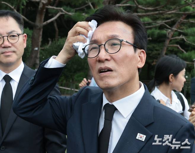 더불어민주당 김민석 신임 대표가 18일 서울 용산구 백범김구묘역을 참배하고 있다. 류영주 기자