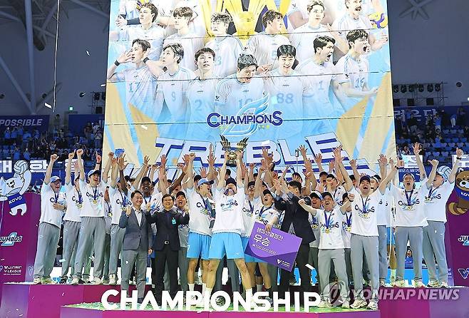 통합 우승 달성한 대한항공 (인천=연합뉴스) 임순석 기자 = 10일 인천 계양체육관에서 열린 프로배구 2025-2026 V리그 남자부 챔피언결정전 대한항공과 현대캐피탈 5차전 경기에서 승리하며 통합우승을 차지한 대한항공 선수들이 우승 트로피를 들고 환호하고 있다. 2026.4.10 soonseok02@yna.co.kr
