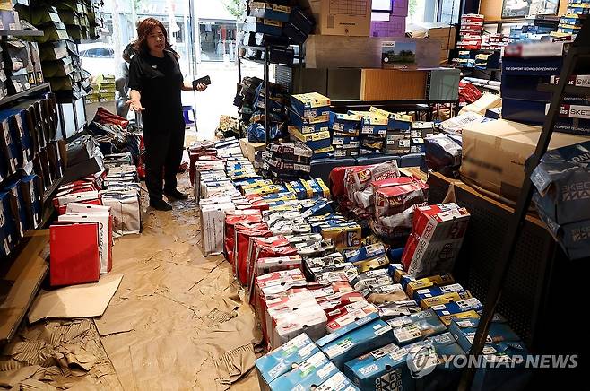 집중호우에 침수 피해 본 거제 신발가게 (거제=연합뉴스) 박영민 기자 = 18일 오전 경남 거제시 고현동 한 신발가게에서 가게 주인이 광복절 연휴 기간 내린 집중호우로 발생한 침수 피해 상황을 설명하고 있다. 2026.8.18 ymp@yna.co.kr