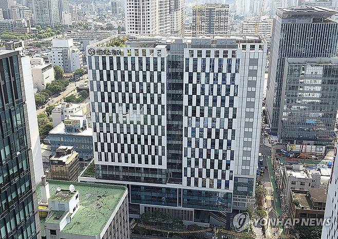 중수청 하위법령 국무회의 통과 (서울=연합뉴스) 류영석 기자 = 10월 출범하는 중대범죄수사청(중수청) 운영기준과 직제를 규정한 하위법령이 국무회의를 통과한 18일 중수청 본청과 서울청이 들어설 서울 중구 르네스퀘어빌딩 모습.
행정안전부는 이날 국무회의에서 '중수청 조직 및 운영에 관한 법률 시행령', '중수청과 그 소속기관 직제', '중수청수사관 임용령' 제정안이 의결됐다고 밝혔다. 2026.8.18 ondol@yna.co.kr