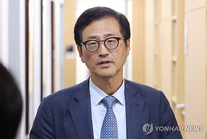 질문에 답하는 이태한 선관위 특별검사 (서울=연합뉴스) 최재구 기자 = 6·3 지방선거 투표용지 부족 사태 등을 수사할 선거관리위원회 특별검사로 임명된 이태한 권익위 비상임위원이 18일 서울 서초구 법무법인 동인에서 취재진 질문에 답하고 있다. 2026.8.18 jjaeck9@yna.co.kr