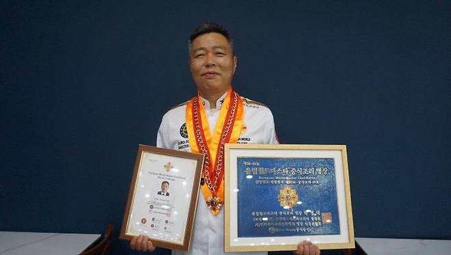 34년간 주방을 지켜온 베테랑 박영대 셰프가 현재 대덕대학교에서 만학도로 공부하며 후학 양성의 꿈을 키우고 있다. 박영대 셰프가 기념촬영을 취하고 있다. (사진=김흥수 기자)