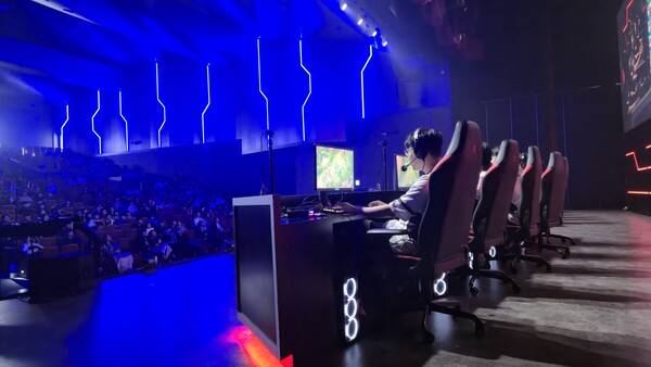 지난 2025년 11월 열린 '렛츠 e스포츠: LoL 레전드 매치' 행사 참석에 참석한 선수들과 관객 모습. 정성현 기자