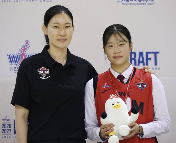 19일 충북 청주체육관에서 열린 2026-27 한국여자농구연맹(WKBL) 신인선수 드래프트 1라운드 2순위로 부산 BNK썸에 지명된 수피아여고 임연서(오른쪽)과 박정은 감독. /연합뉴스