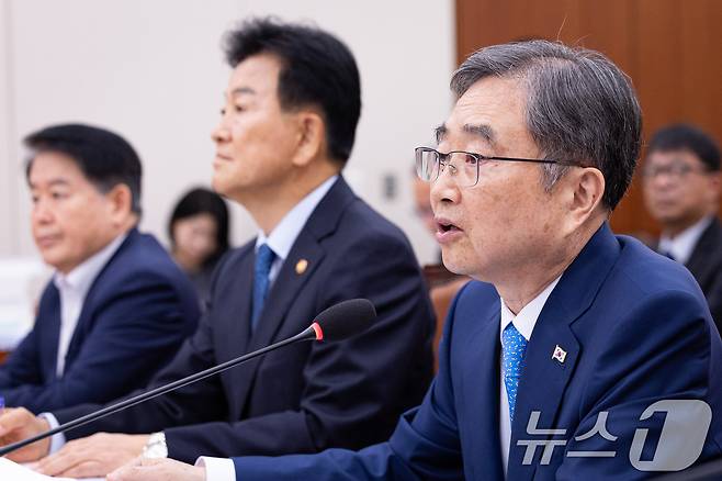 조현 외교부 장관이 19일 서울 여의도 국회에서 열린 제438회 국회(임시회) 외교통일위원회 제2차 전체회의에 출석해 의원 질의에 답하고 있다. 2026.8.19 ⓒ 뉴스1 유승관 기자